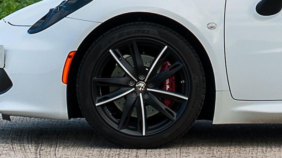 Колеса Alfa Romeo 4C 2015 года  (UK) (фото 36 из 45)